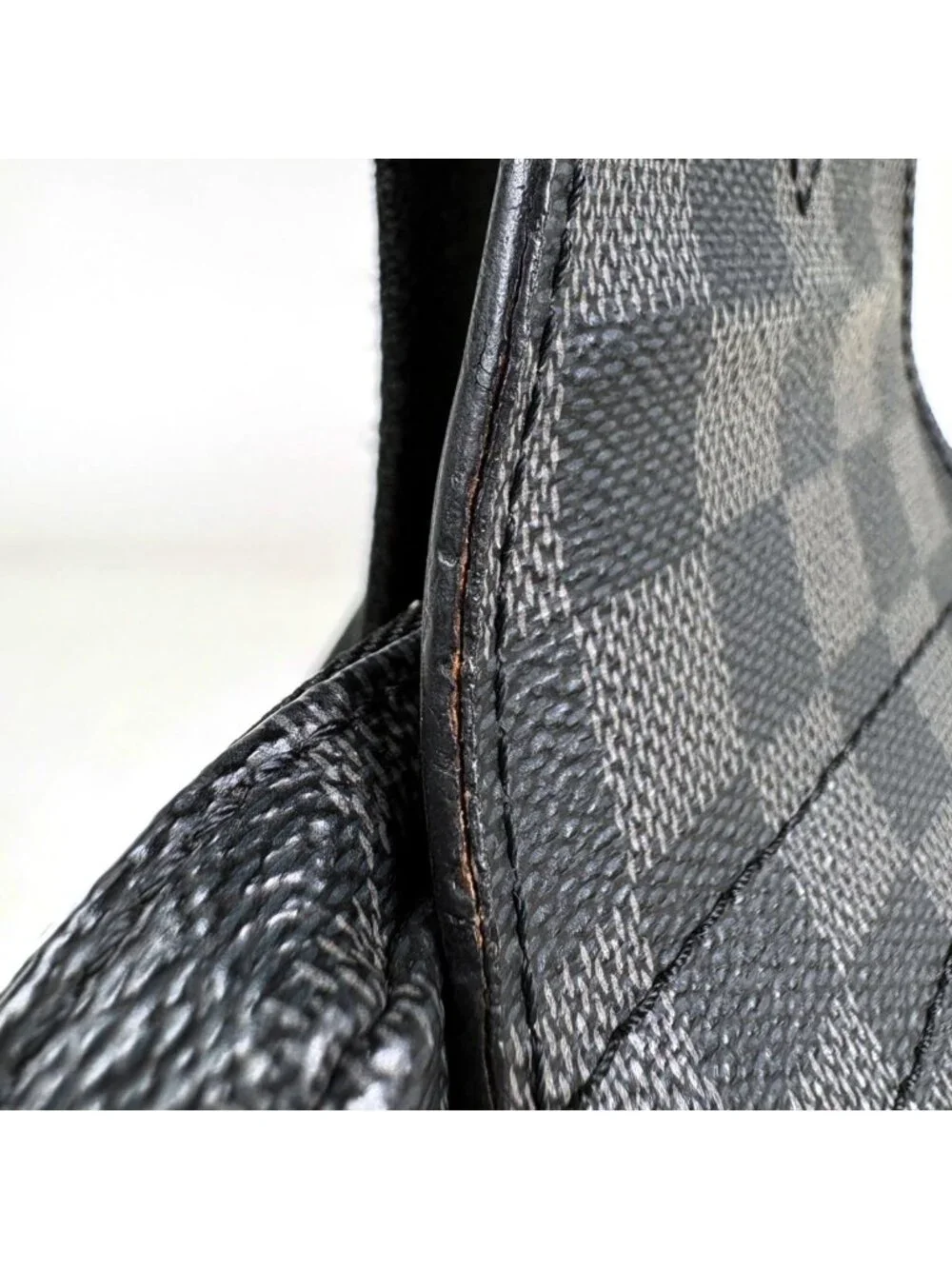 Louis Vuitton Avenue Sling Bag Damier Graphite Noir